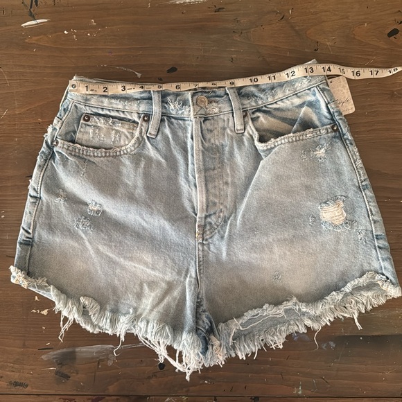 FREE PEOPLE NWT High Waisted Jean Shorts - Light Wash 27 - Picture 5 of 6